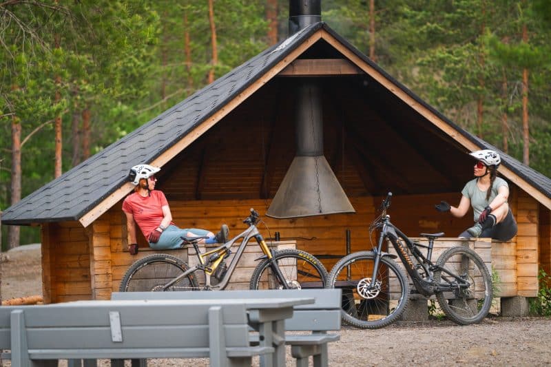 Laavu ja kaksi pyöräilijää