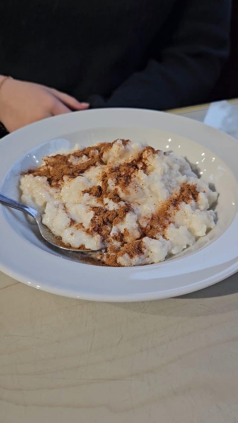 Riisipuuroa lautasella Vehoniemessä