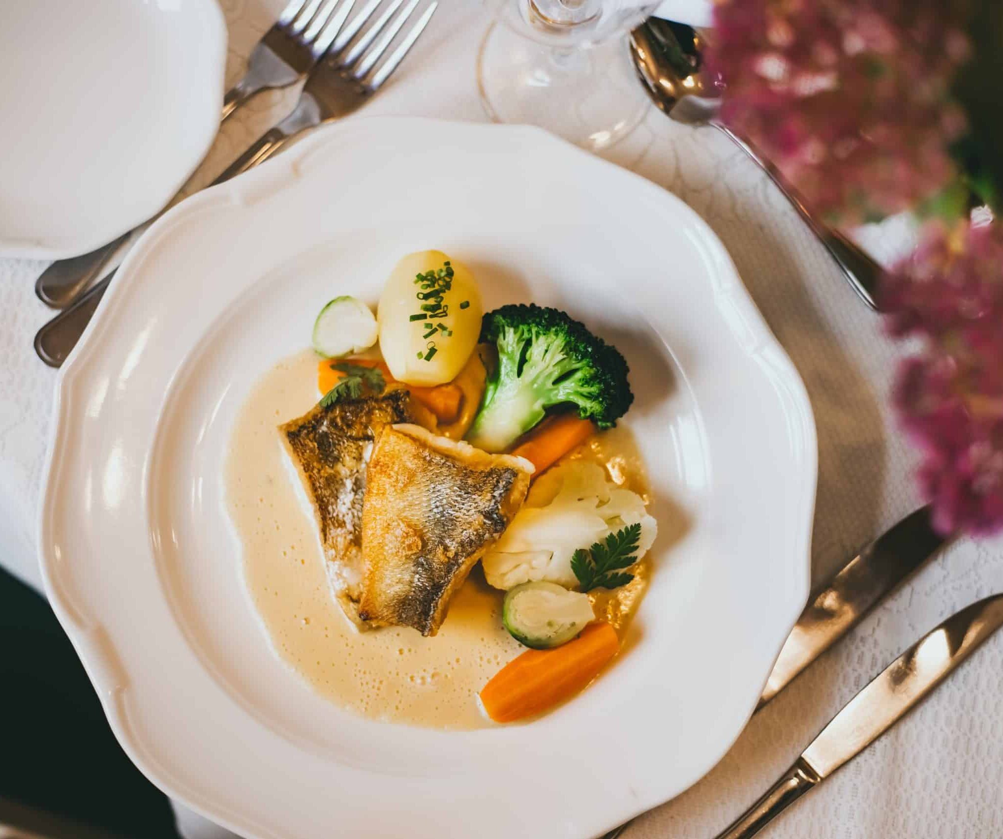 Ravintola Paakarin annos, jossa kalaa ja kasviksia