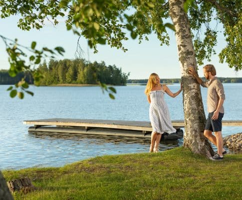 Pariskunta kauniissa maisemassa kesällä Kangasalla
