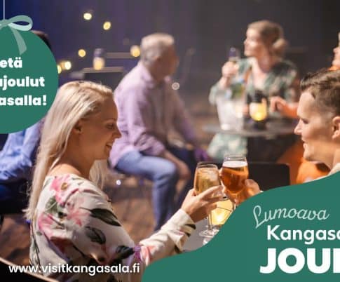 Ihmisiä ravintolassa.