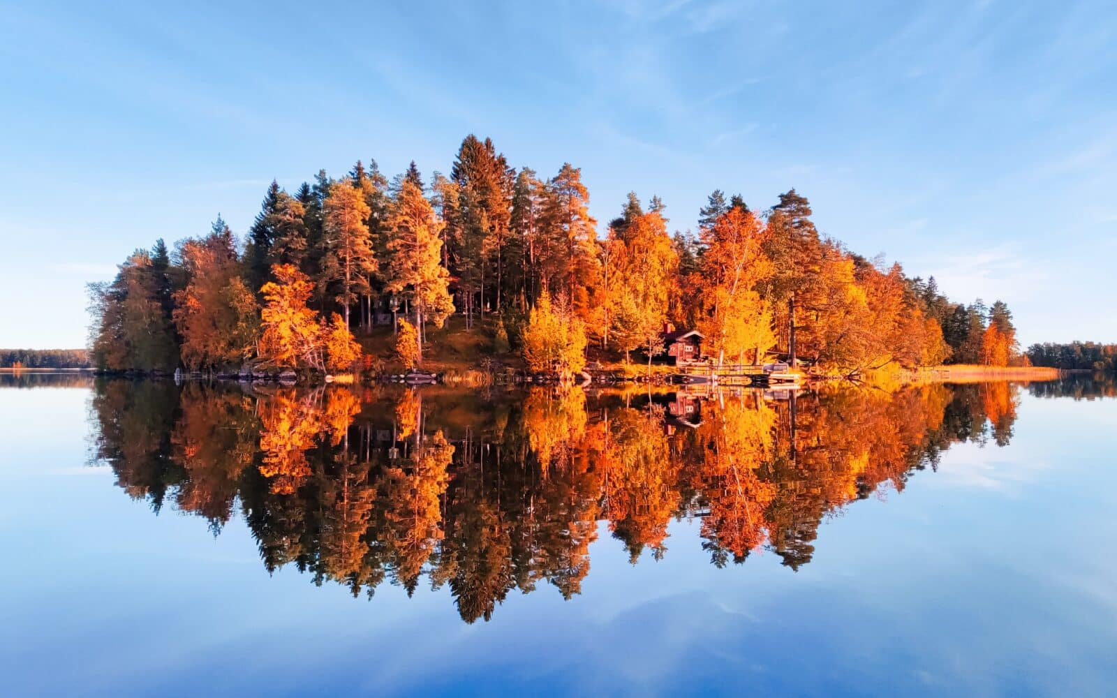 Syksyinen saari järvessä