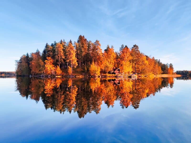 Syksyinen saari järvessä