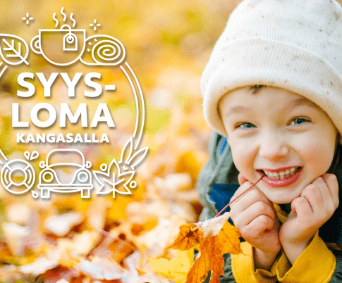 Poika makaa lehtikasassa, teksti syysloma Kangasalla