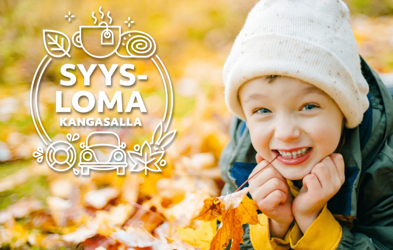 Poika makaa lehtikasassa, teksti syysloma Kangasalla