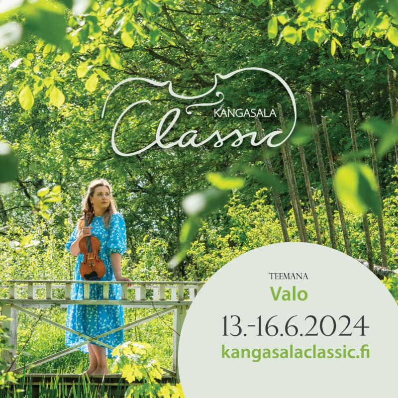 Kangasala Classicin mainosjuliste, jossa nainen viulun kanssa ulkona puiden ympäröimänä
