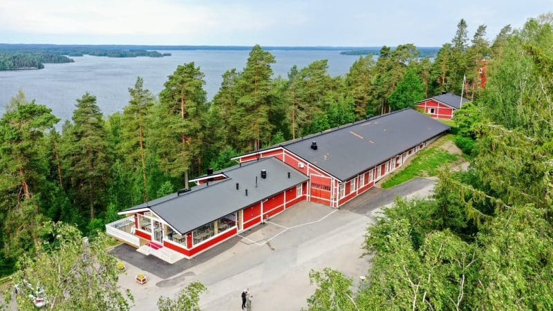Kuvassa Vehoniemen Automuseo järvimaisemassa.