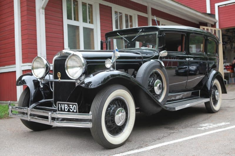 Kuvassa historiallinen ajoneuvo museon edessä