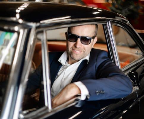 Mies vanhassa hienossa autossa Kangasalla